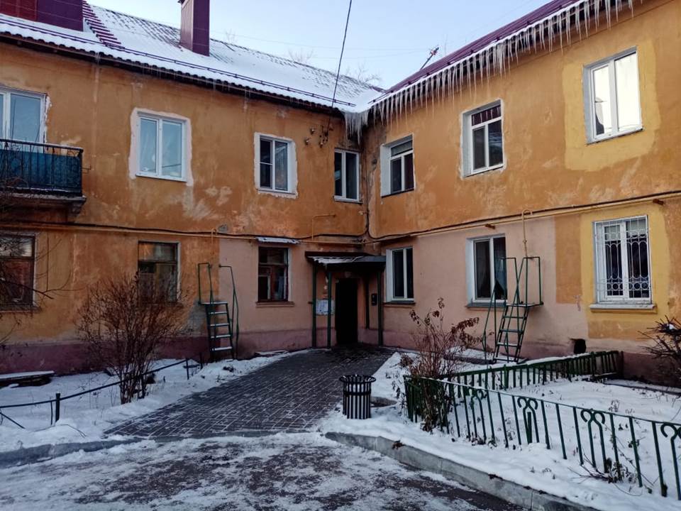 В Омске загорелась квартира со старушкой внутри