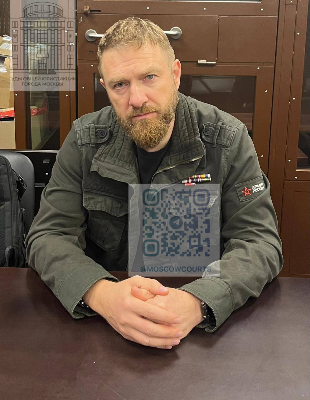 Малькевич пришел на суд с покрасневшими глазами и медальной планкой Малькевич пришел на суд с покрасневшими глазами и медальной планкой