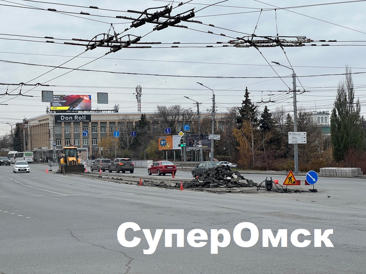 В центре Омска пешеходов согнали на островок безопасности В центре Омска пешеходов согнали на островок безопасности