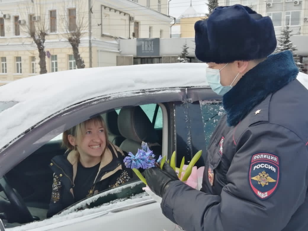 Депутат ОГС Юрий Козловский и ГИБДД поздравили автолюбительниц с весенним праздником