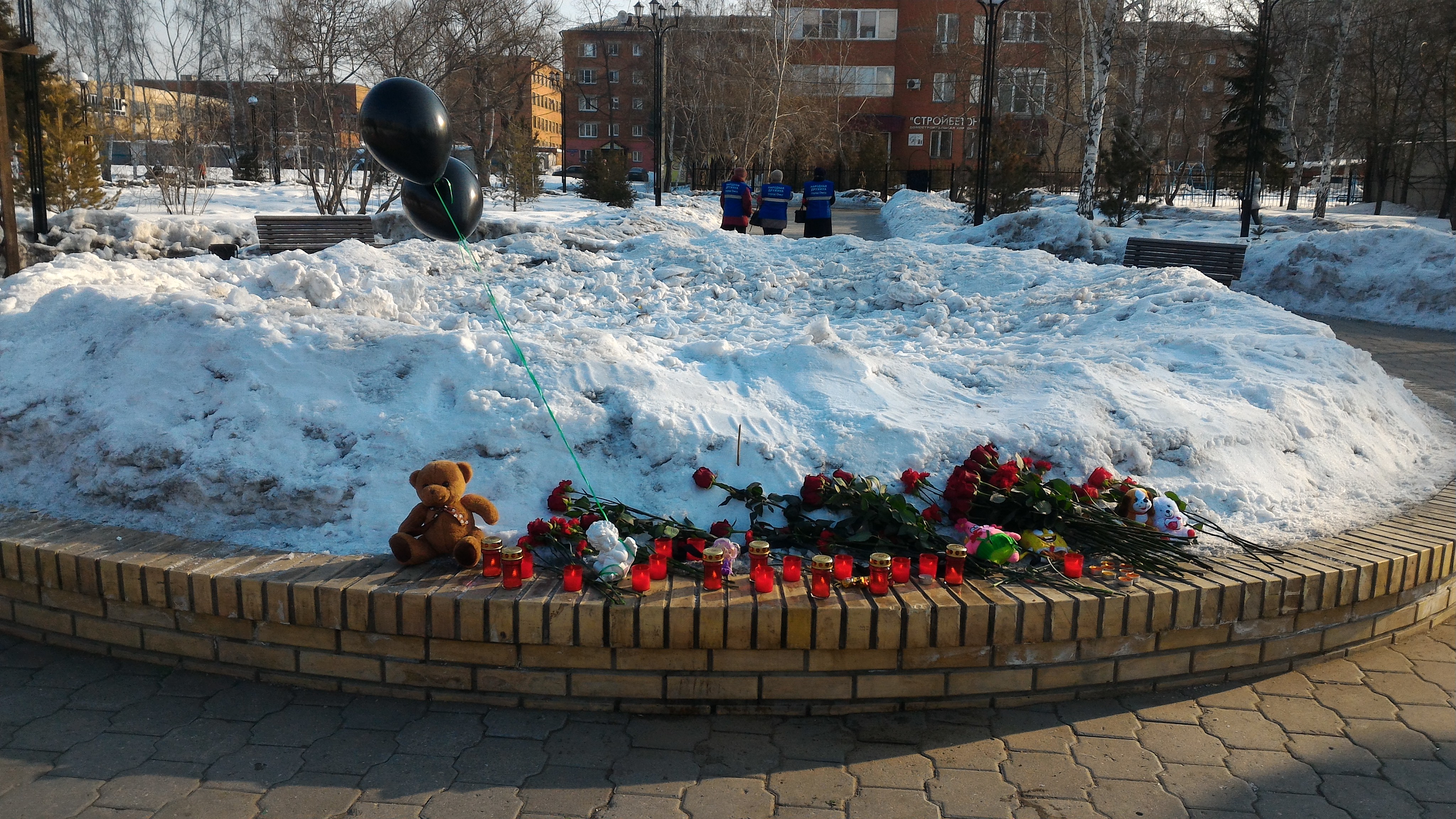 Мемориал в память погибших в Кемерово Мемориал в память погибших в Кемерово