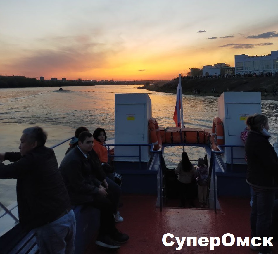 Салют на воде: как выглядел фейерверк с прогулочного теплохода в Омске Салют на воде: как выглядел фейерверк с прогулочного теплохода в Омске