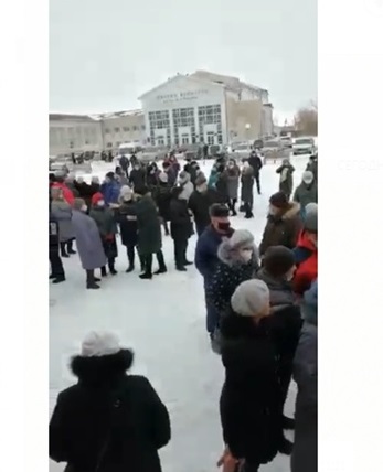 «Больше мы никому были не нужны»: исилькульцы вышли на улицу в защиту своего мэра Гилля