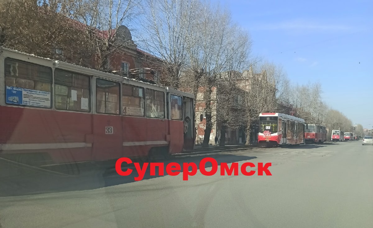 В Омске встали трамваи из-за аварии и вылетевшей на пути машины В Омске встали трамваи из-за аварии и вылетевшей на пути машины