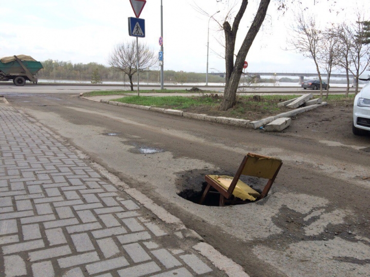 В Омске дорожный провал закрыли безрукими детьми-манекенами В Омске дорожный провал закрыли безрукими детьми-манекенами