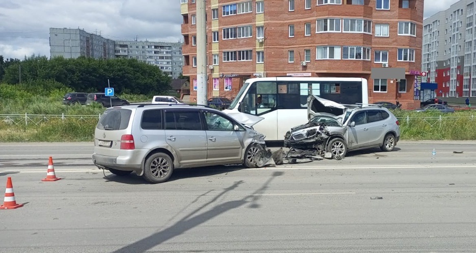 Появились кадры с места смертельного лобового ДТП на Левобережье Омска