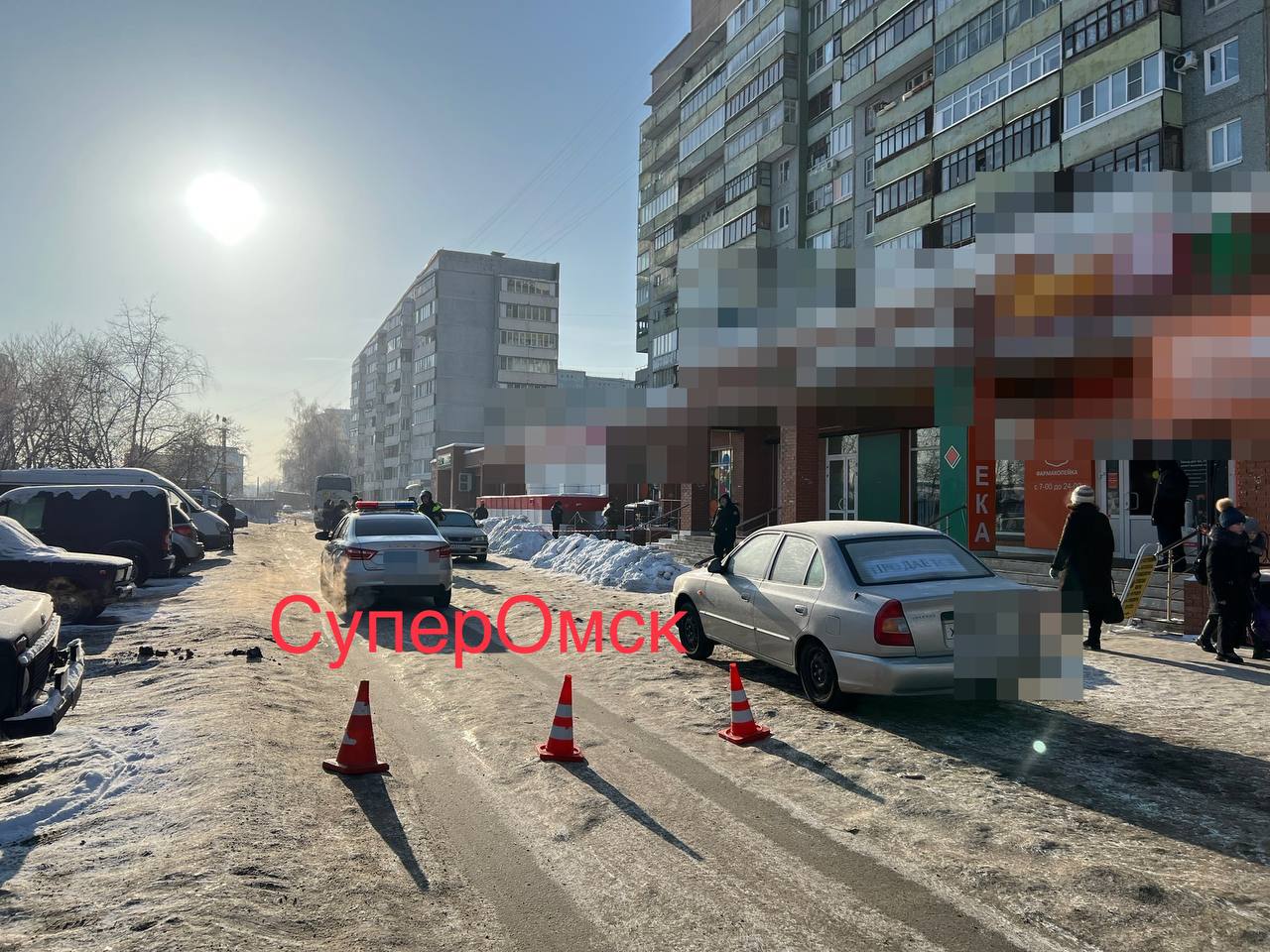 В Омске силовики оцепили магазин и дорогу В Омске силовики оцепили магазин и дорогу