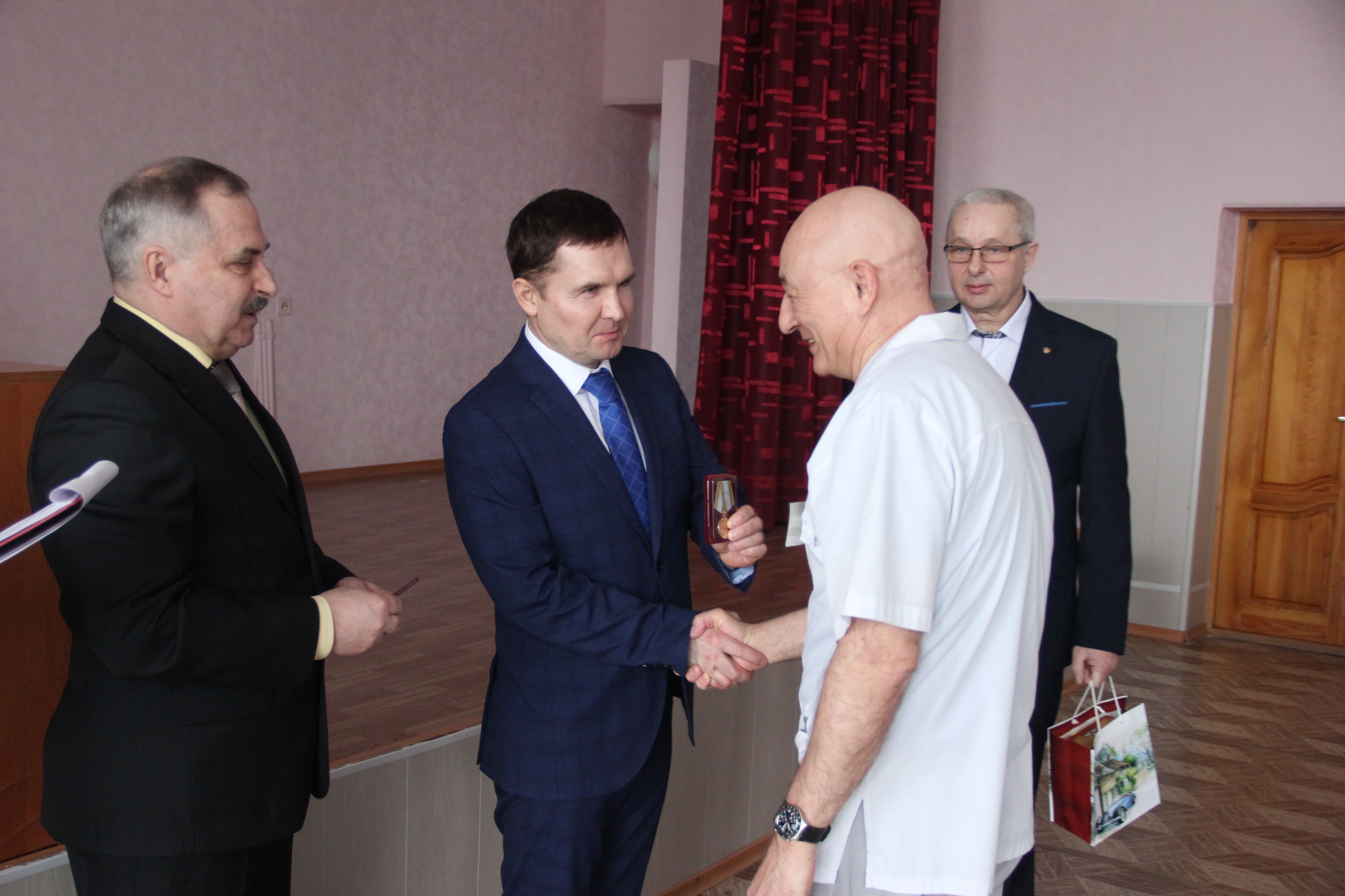 Сотрудников госпиталя Министерства внутренних дел РФ по Омской области наградили памятными медалями Манякина