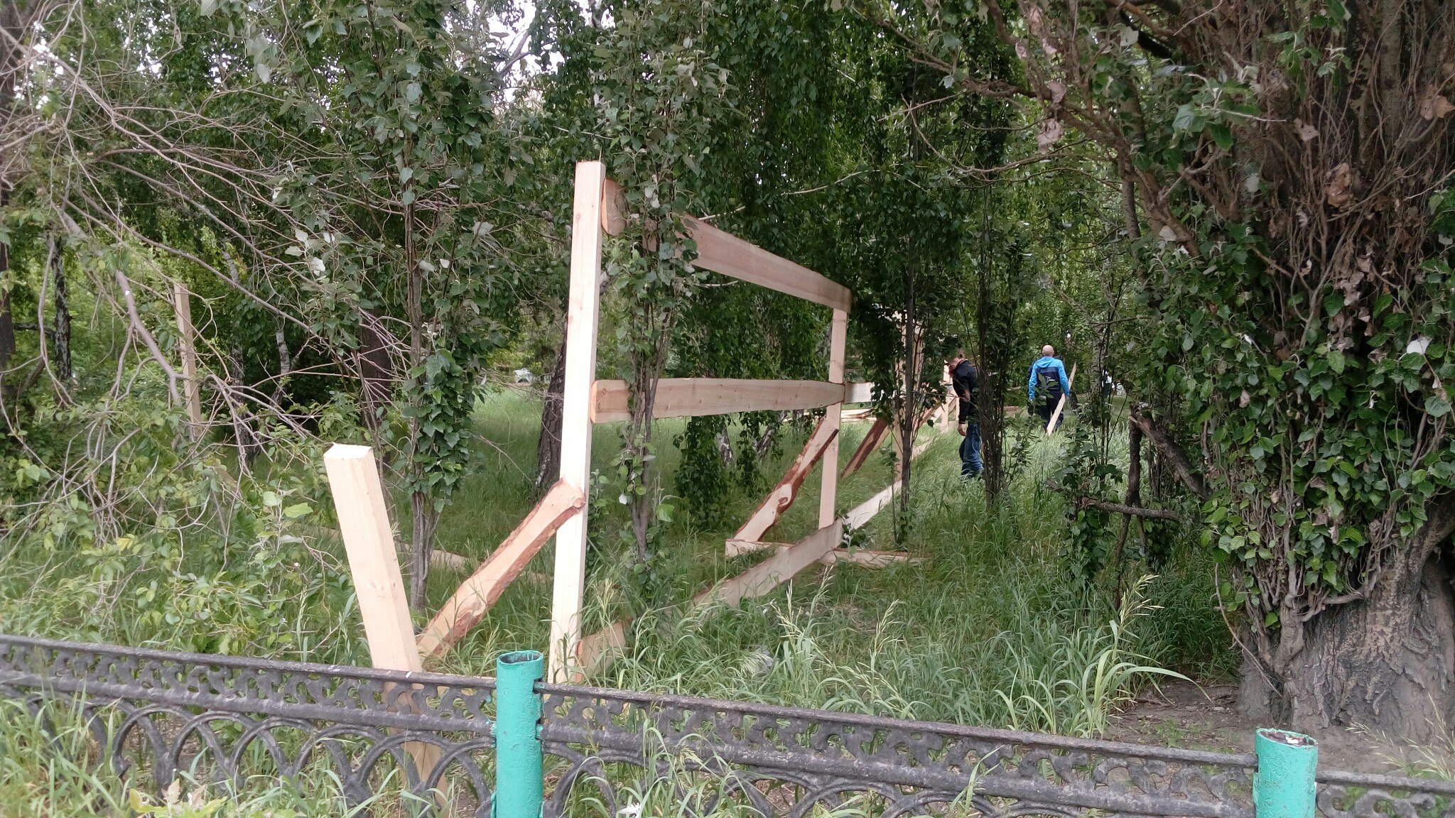 В Омске вырубают сквер возле ОМЦ «Химик» ради нового «Макдоналдса» В Омске вырубают сквер возле ОМЦ «Химик» ради нового «Макдоналдса»