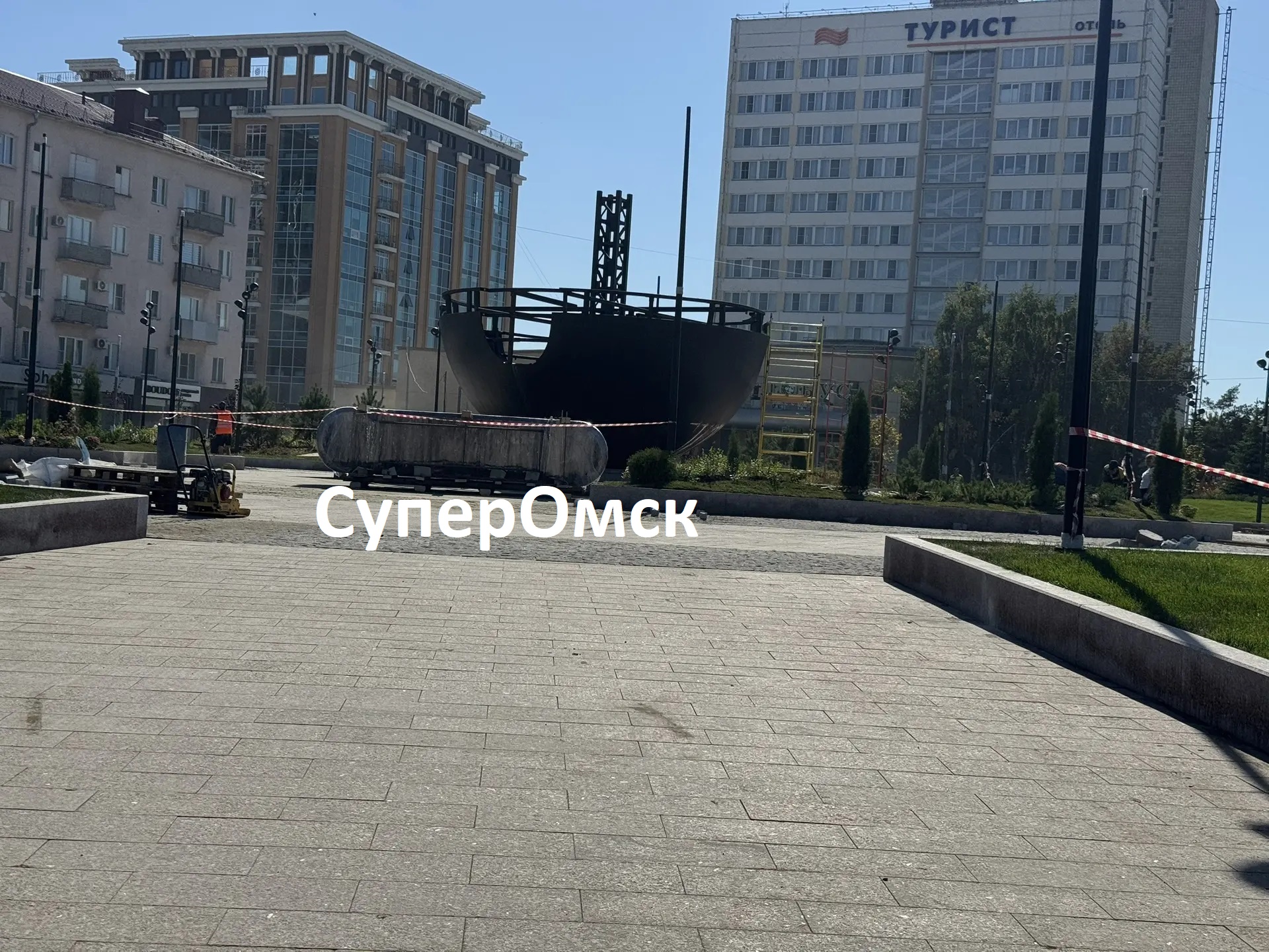 На площадь Бухгольца доставили бронзовые барельефы для обновленной «Державы»