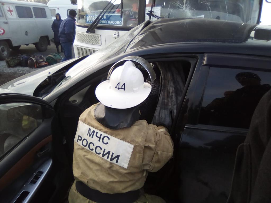 Под Омском пассажирский автобус смял легковушку: есть пострадавшие – фото Под Омском пассажирский автобус смял легковушку: есть пострадавшие – фото