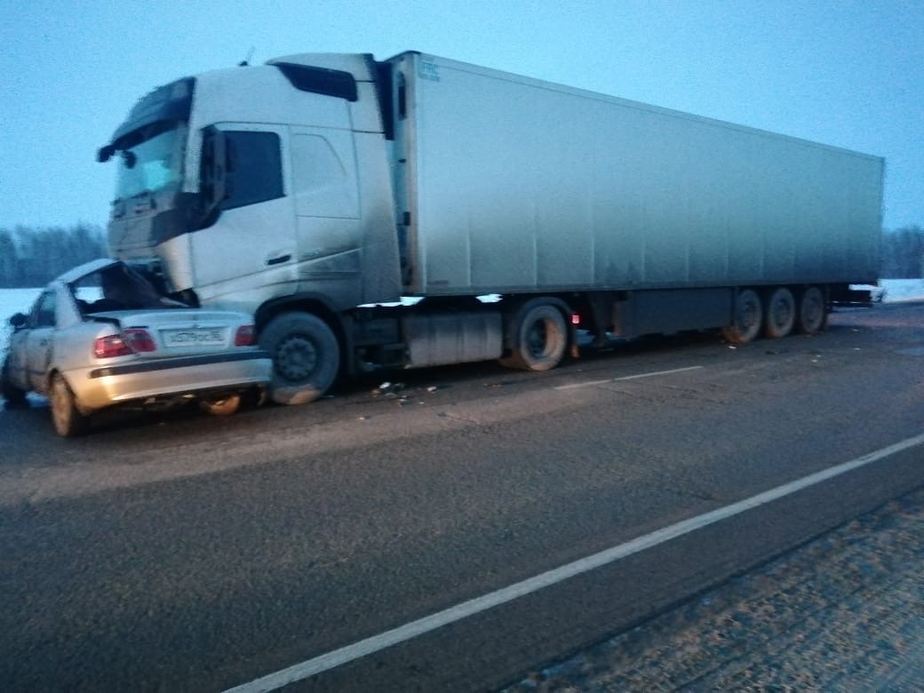 Появились фотографии страшной аварии фуры и легковушки в Омской области Появились фотографии страшной аварии фуры и легковушки в Омской области
