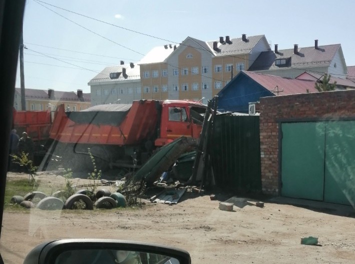 В Омске КамАЗ вылетел с дороги у школы Старом Кировске