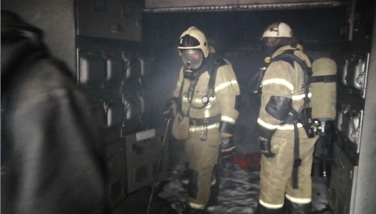 В Омске спасатели не могли потушить мощный пожар в цехе из-за напряжения в 10 000 вольт В Омске спасатели не могли потушить мощный пожар в цехе из-за напряжения в 10 000 вольт