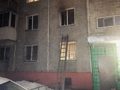 В Омске ночью из горящей многоэтажки вынесли жильцов без сознания - фото В Омске ночью из горящей многоэтажки вынесли жильцов без сознания - фото