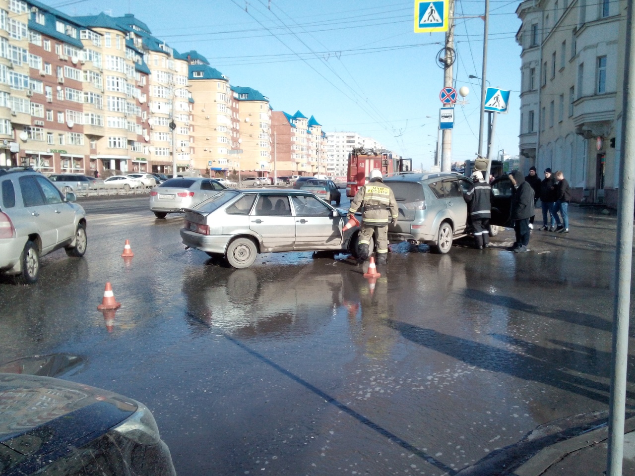 В Омске на оживленном перекрестке после ДТП пострадал светофор