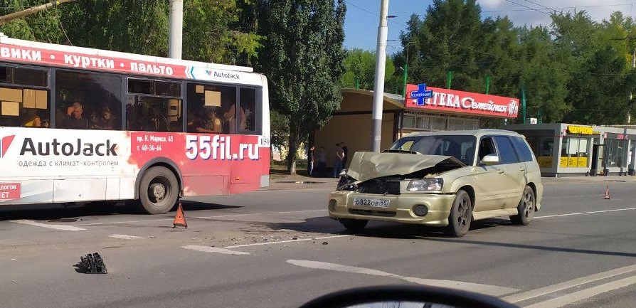 Центральная магистраль Омска может «встать» в пробке из-за аварии