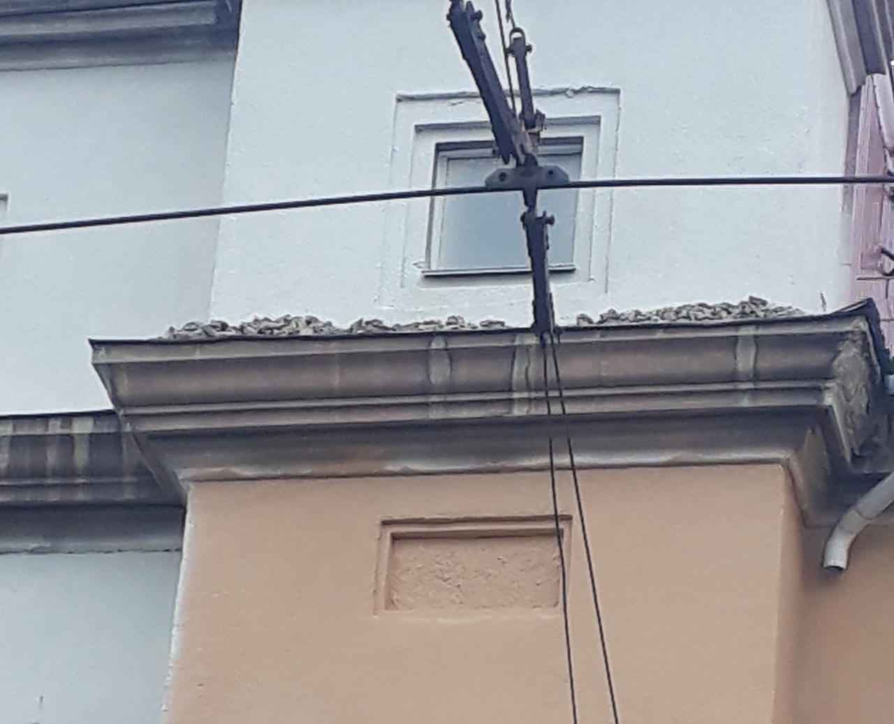 Омичей насторожил строительный мусор на одном из домов в центре города Омичей насторожил строительный мусор на одном из домов в центре города
