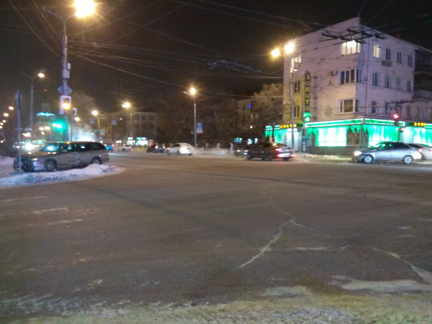В центре Омска две иномарки не поделили перекресток В центре Омска две иномарки не поделили перекресток