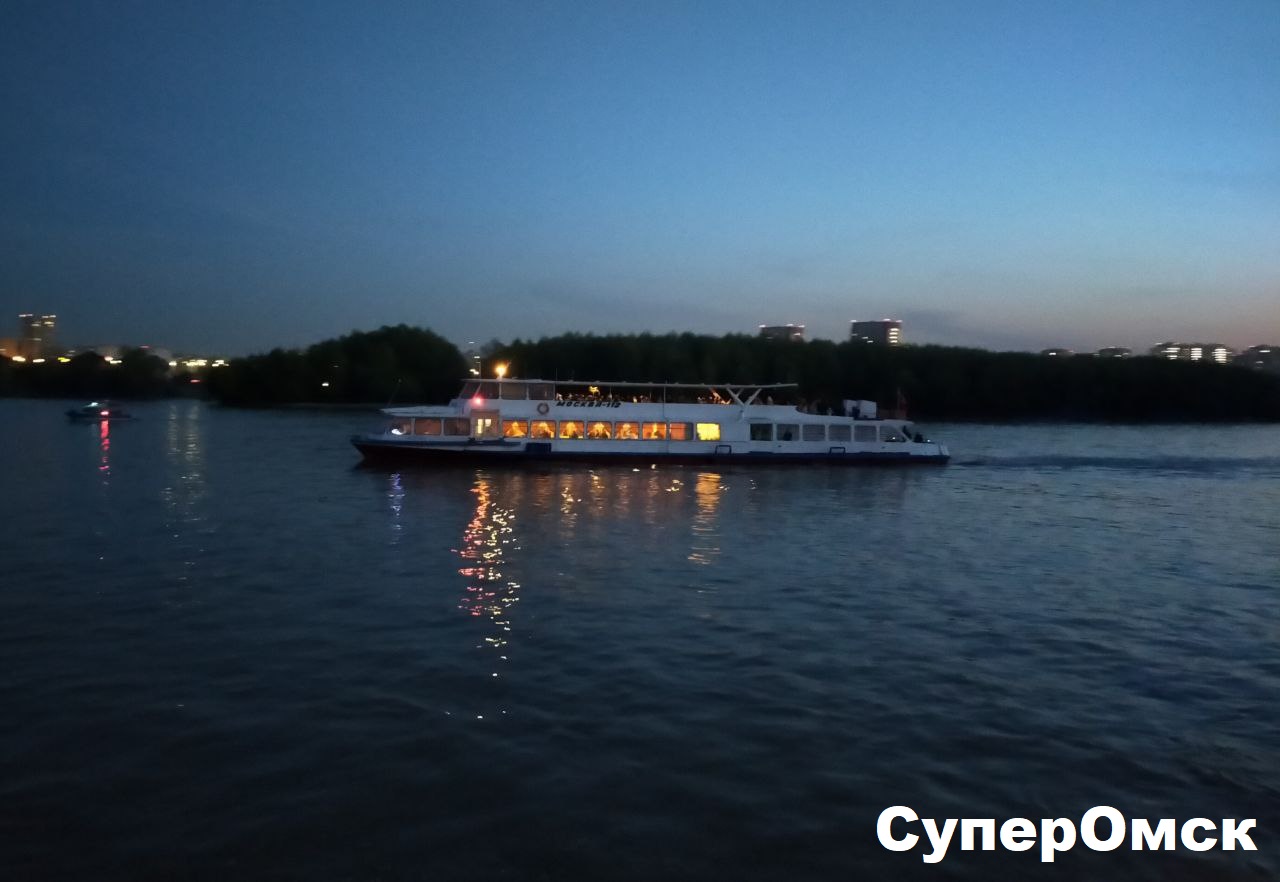 Салют на воде: как выглядел фейерверк с прогулочного теплохода в Омске Салют на воде: как выглядел фейерверк с прогулочного теплохода в Омске