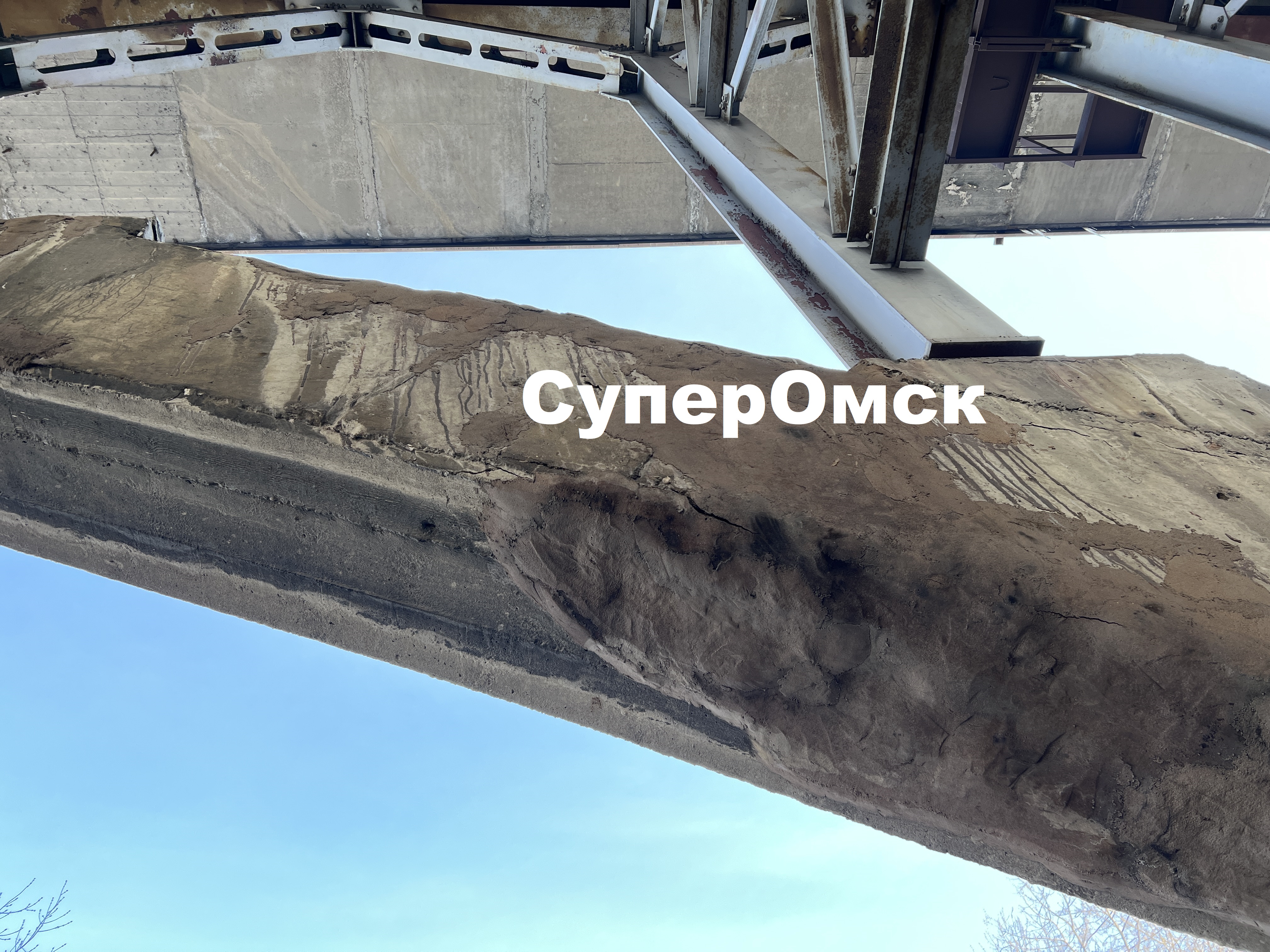 У Горбатого моста в Омске треснула опорная арка У Горбатого моста в Омске треснула опорная арка