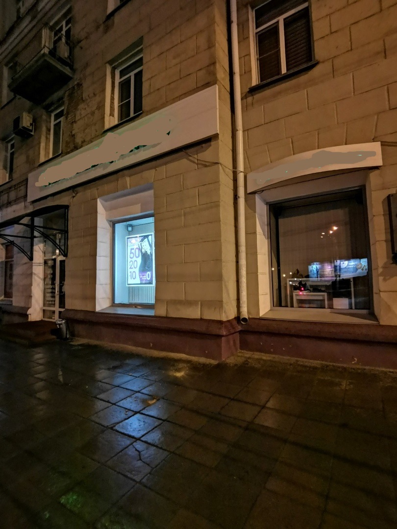 С дома в центре Омска ночью сыпались куски штукатурки