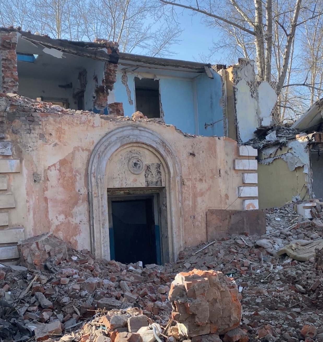 Омичи боятся обрушения именного дома депутата на заполонивших его бездомных и подростков Омичи боятся обрушения именного дома депутата на заполонивших его бездомных и подростков
