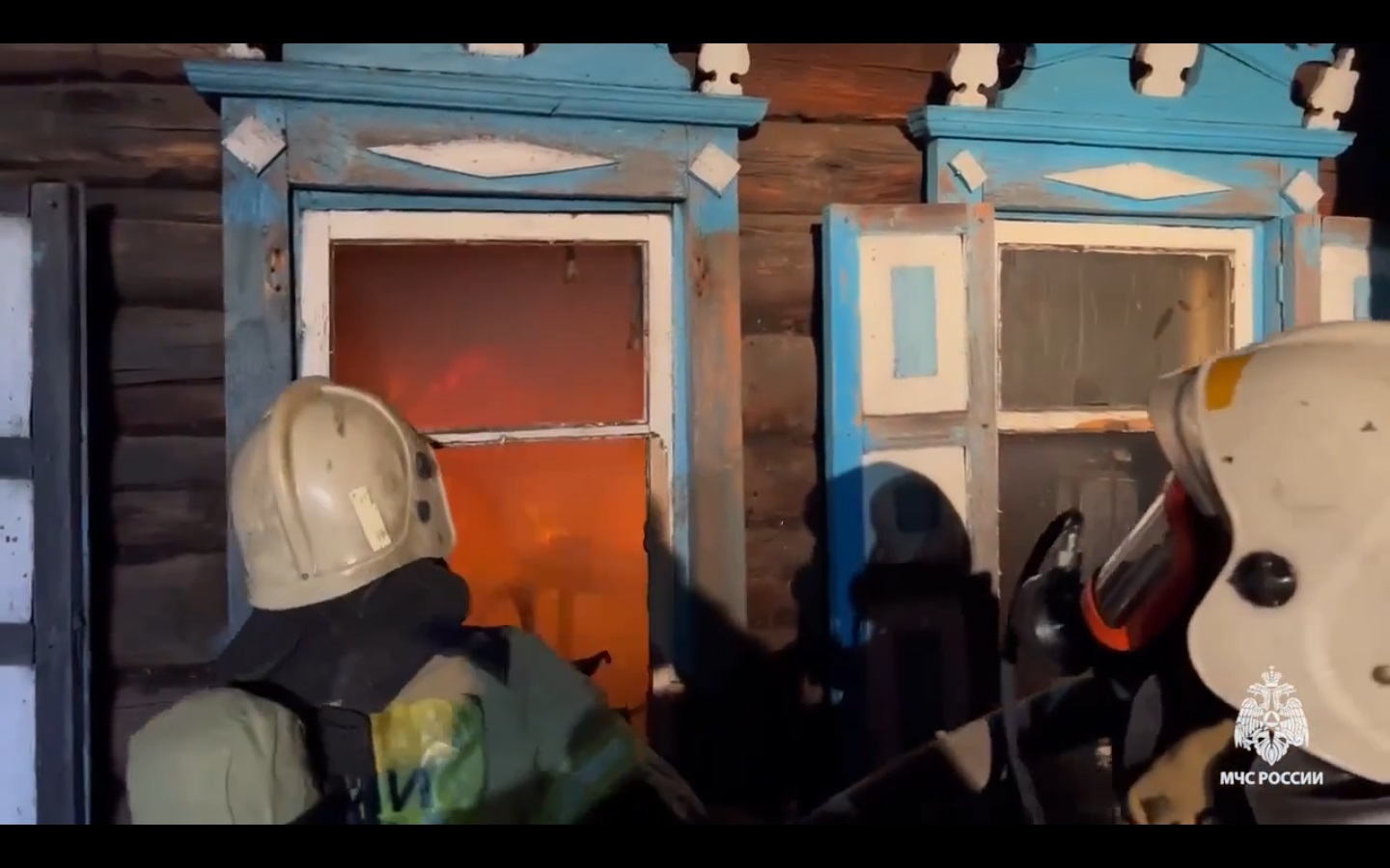 В жутком ночном пожаре под Омском погибли два человека В жутком ночном пожаре под Омском погибли два человека