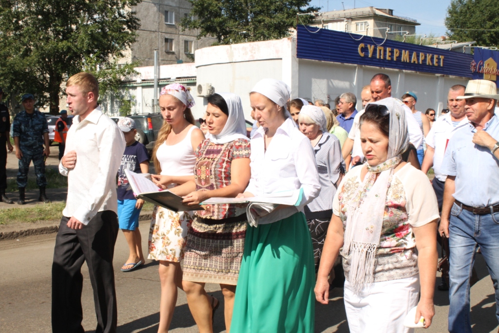 День ВДВ в Омске: крестный ход и митинг у мемориала генерала Маргелова День ВДВ в Омске: крестный ход и митинг у мемориала генерала Маргелова
