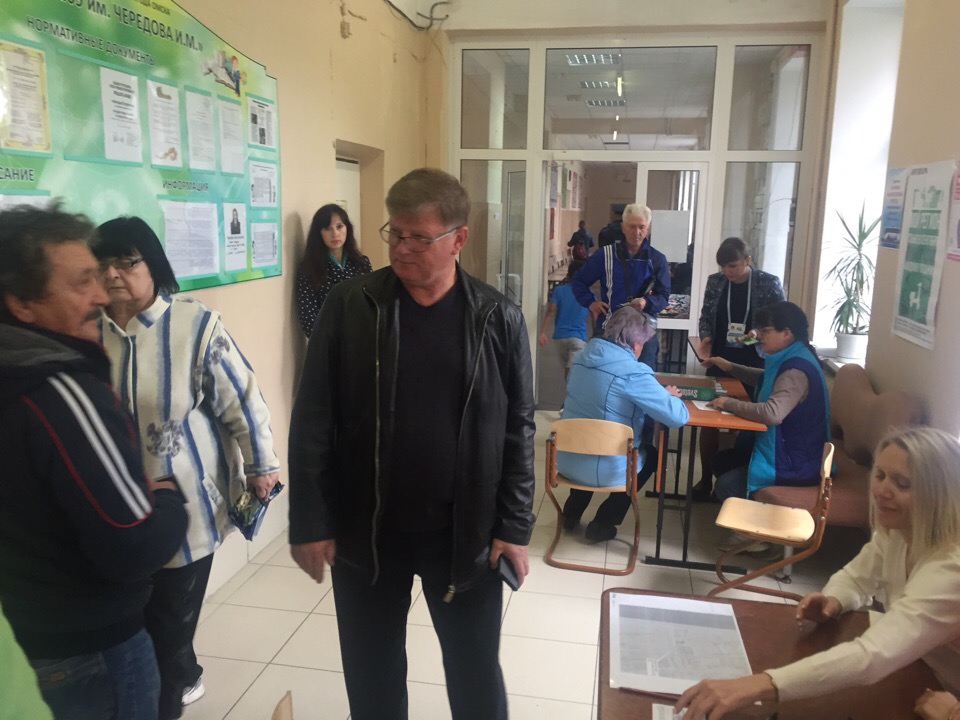 Спикер омского горсовета Корбут на избирательном участке не стал брать билет на «бесплатного Билана» Спикер омского горсовета Корбут на избирательном участке не стал брать билет на «бесплатного Билана»