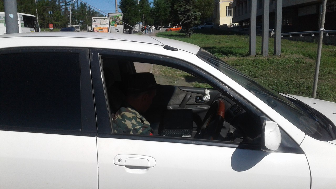 Омичи возмущены казаком, перекрывшим дорогу на улице Гагарина Омичи возмущены казаком, перекрывшим дорогу на улице Гагарина
