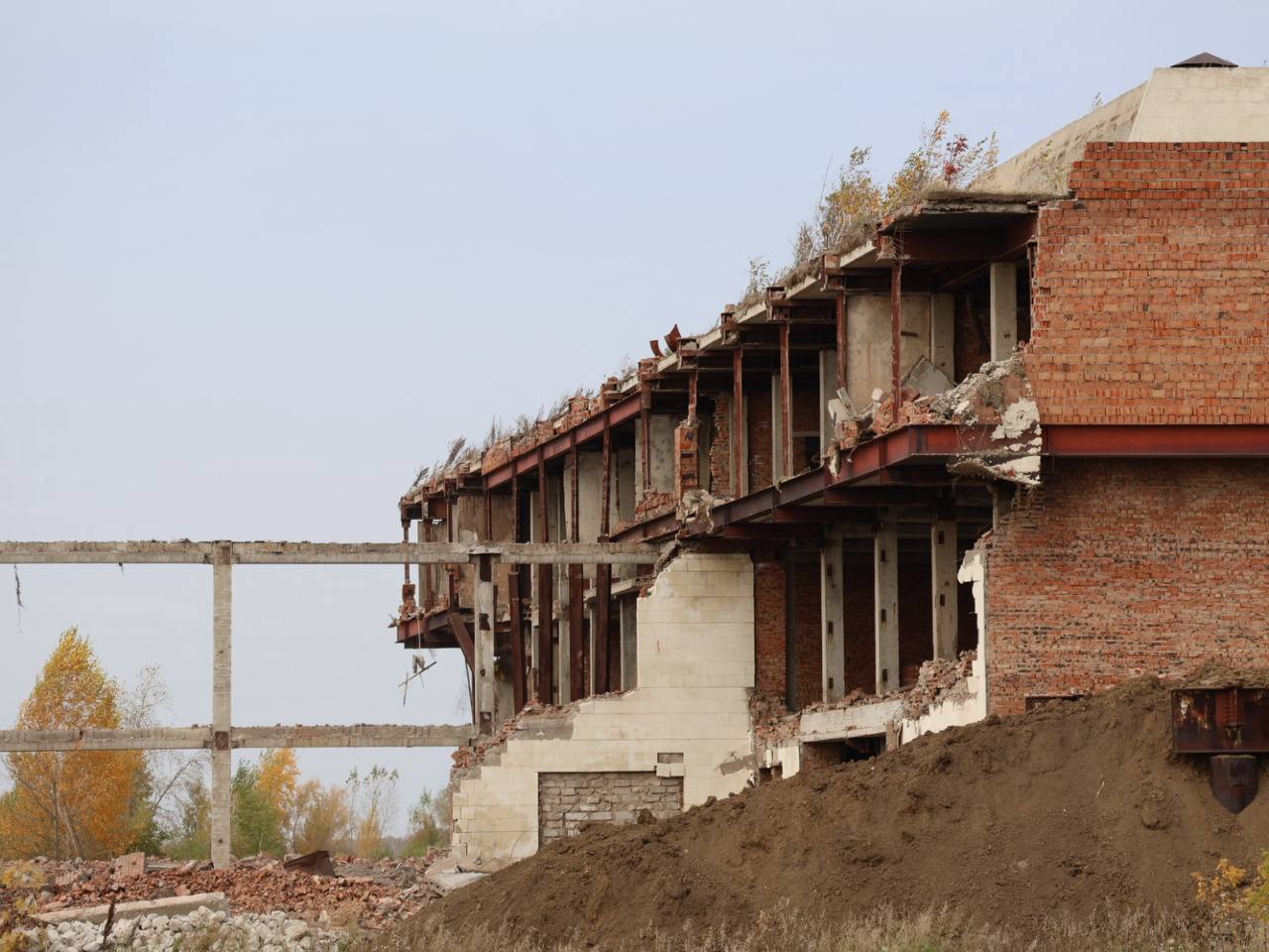 Фото: Под Омском начали разбирать старый аэропорт в Федоровке