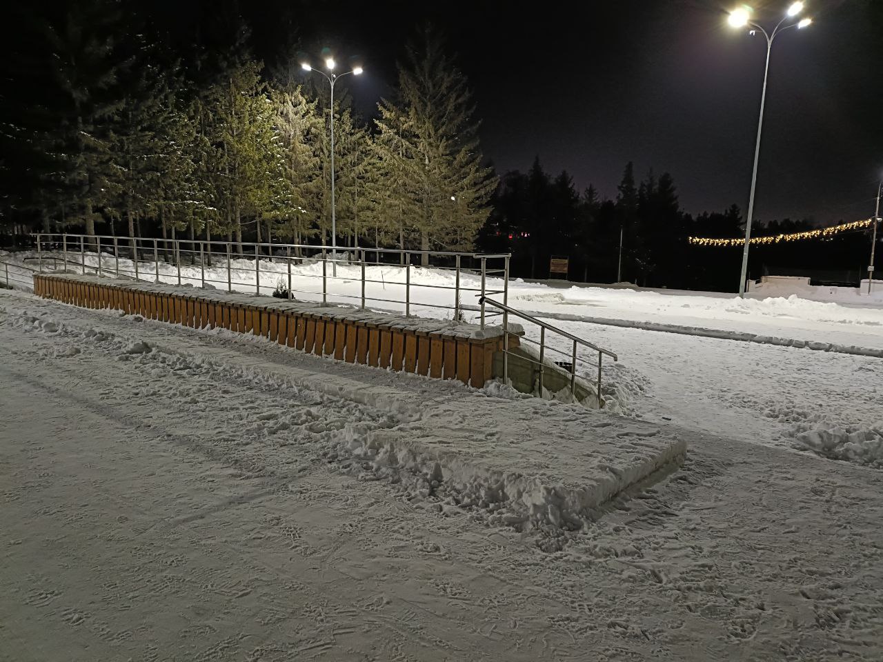 Стартовало строительство ледового городка в омском парке Стартовало строительство ледового городка в омском парке