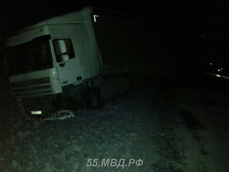 Под Омском водитель «Приоры» погиб от столкновения с грузовиком Под Омском водитель «Приоры» погиб от столкновения с грузовиком