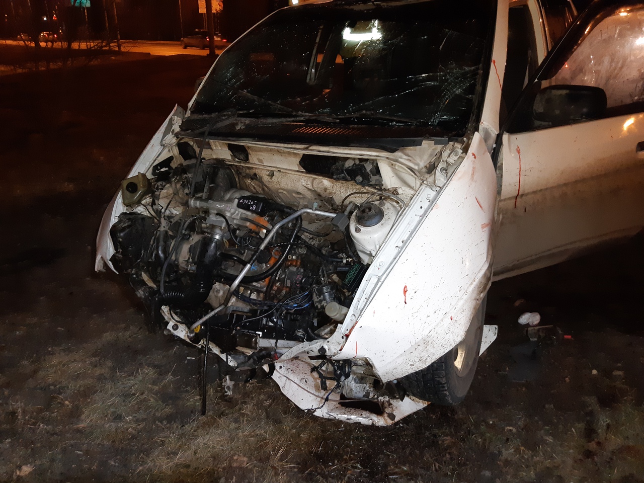 В центре Омска вдребезги разбилась «Мазда» с двумя парнями и девушкой