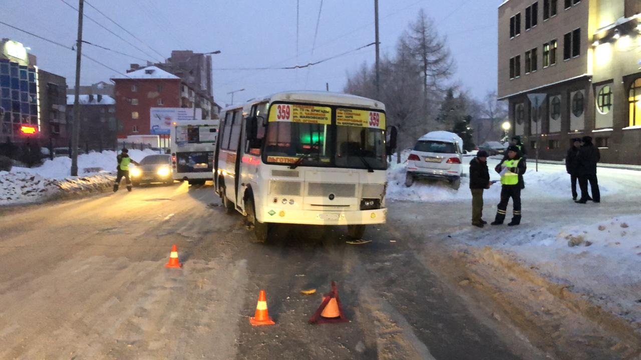 В Омске автобус с пассажирами выехал на встречку и врезался в «Мерседес» В Омске автобус с пассажирами выехал на встречку и врезался в «Мерседес»