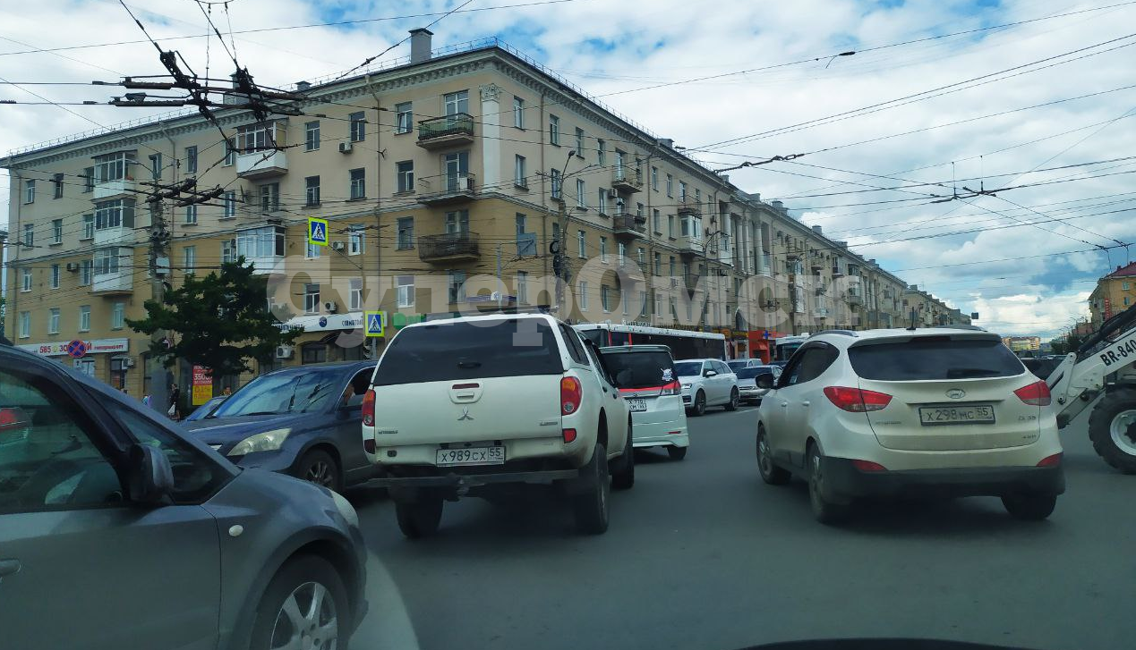 В самом центре Омска из-за выключенных светофоров начался дорожный хаос В самом центре Омска из-за выключенных светофоров начался дорожный хаос