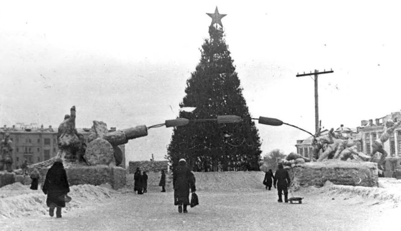 Заключенные омской колонии воссоздали ледяной городок 1942 года Заключенные омской колонии воссоздали ледяной городок 1942 года