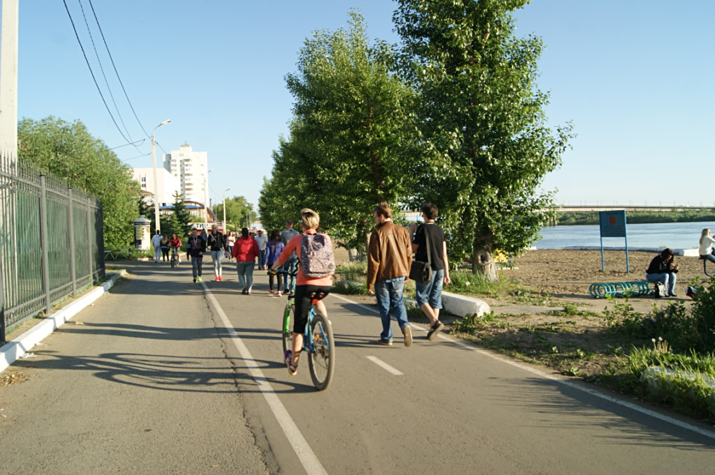 В Омске пешеходы не хотят делить велосипедную дорожку с велосипедистами