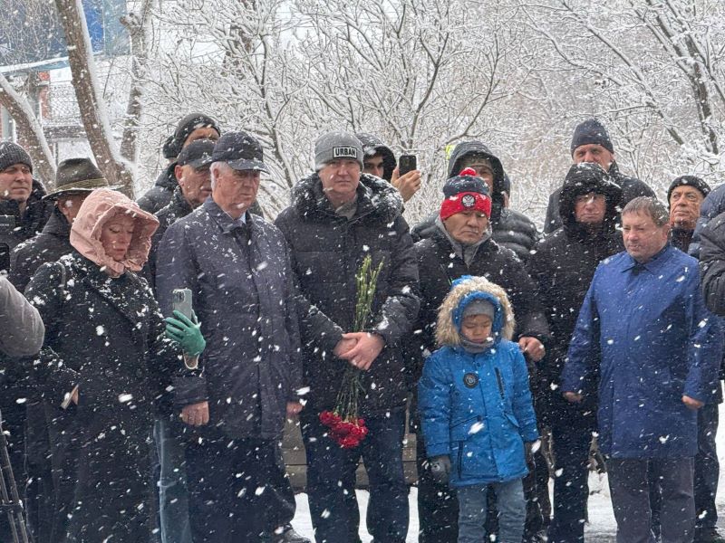Мэр Омска Шелест и меценат Козубенко открыли мемориальную доску Александру Пушнице Мэр Омска Шелест и меценат Козубенко открыли мемориальную доску Александру Пушнице
