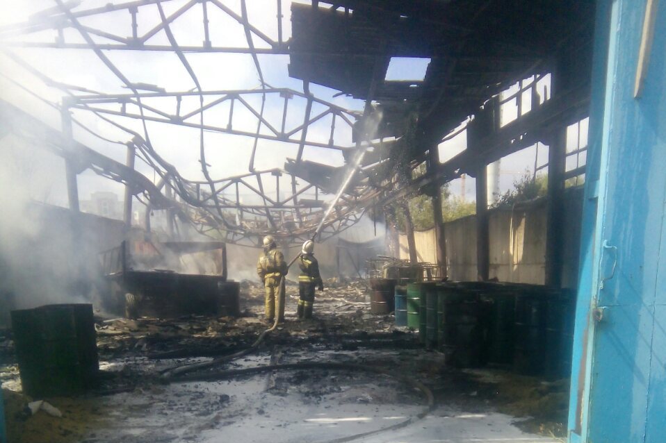 В Омске произошел крупный пожар на складе с техническом маслом, погибла собака В Омске произошел крупный пожар на складе с техническом маслом, погибла собака