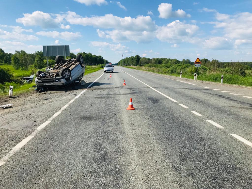 Появились фото крупной аварии на трассе Тюмень – Омск с перевернувшейся и вылетевшей с трассы иномарками Появились фото крупной аварии на трассе Тюмень – Омск с перевернувшейся и вылетевшей с трассы иномарками