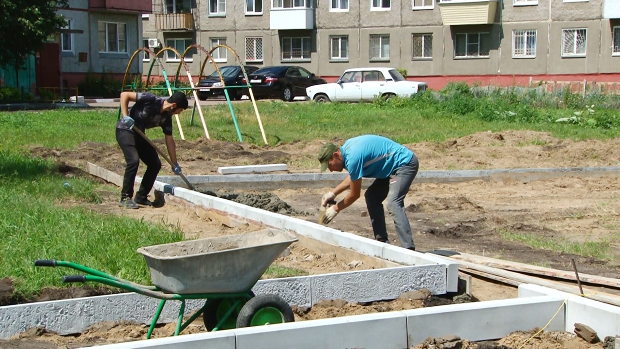 Павел Корольков ознакомился с ходом строительства спортплощадки на улице Коммунальной в Омске