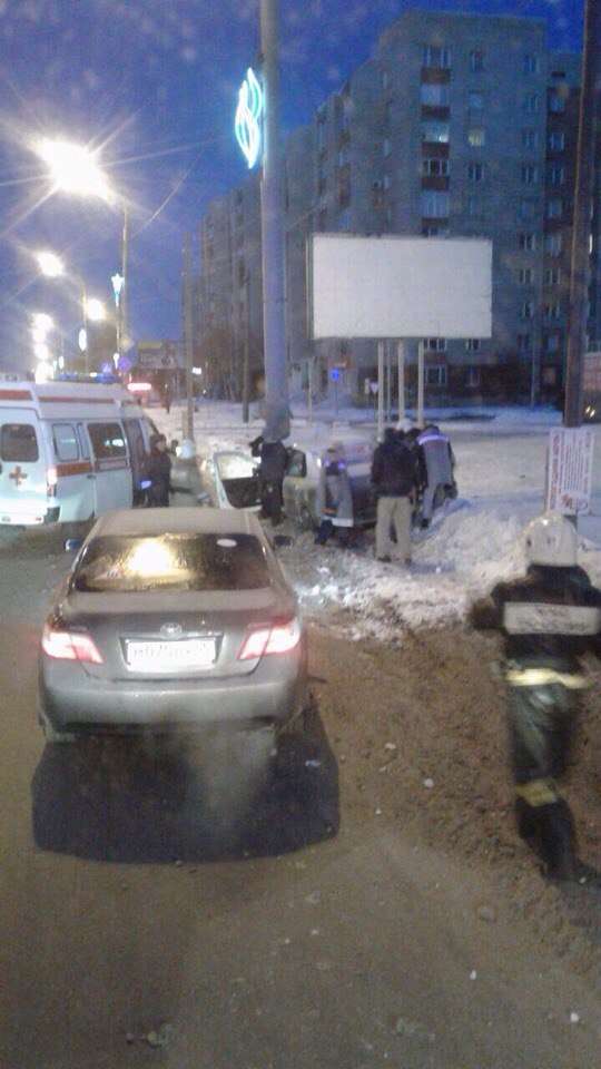 Омский таксист привез пассажиров в столб