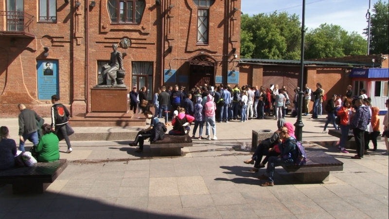 Сотни человек ночуют в очереди возле консульства Казахстана в Омске Сотни человек ночуют в очереди возле консульства Казахстана в Омске