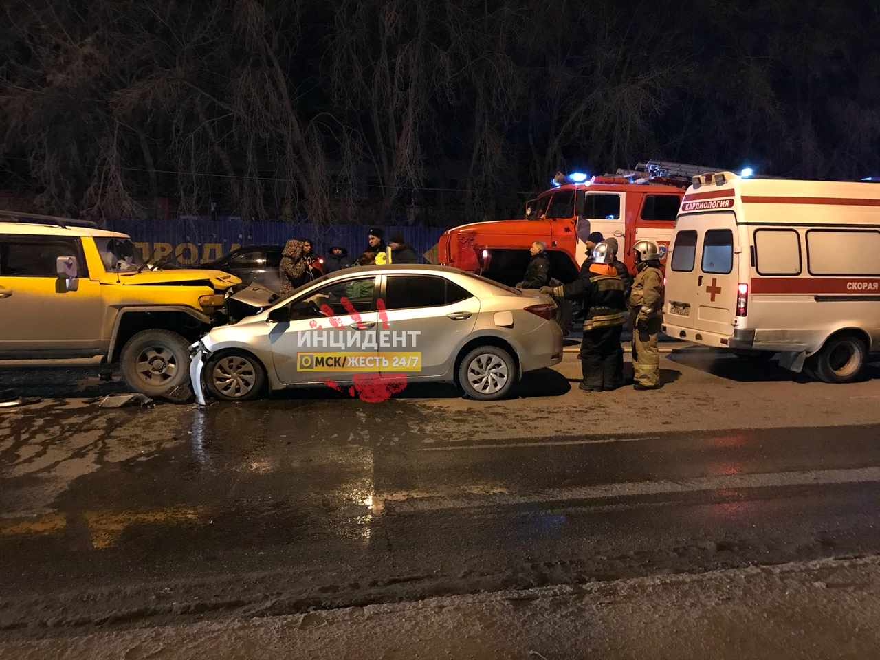 На Королева в Омске лоб в лоб мощно столкнулись две «Тойоты» На Королева в Омске лоб в лоб мощно столкнулись две «Тойоты»