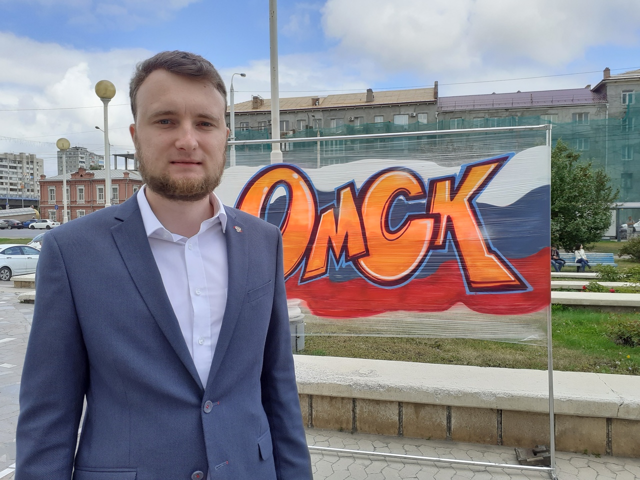 В центре Омска на День флага показали танец с гирями В центре Омска на День флага показали танец с гирями