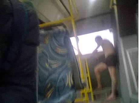 В омском автобусе замечен полуголый пассажир В омском автобусе замечен полуголый пассажир
