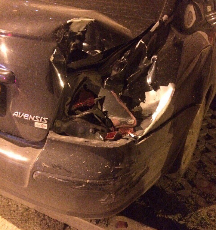 В Омске «девятка» смяла три автомобиля на парковке и перевернулась В Омске «девятка» смяла три автомобиля на парковке и перевернулась