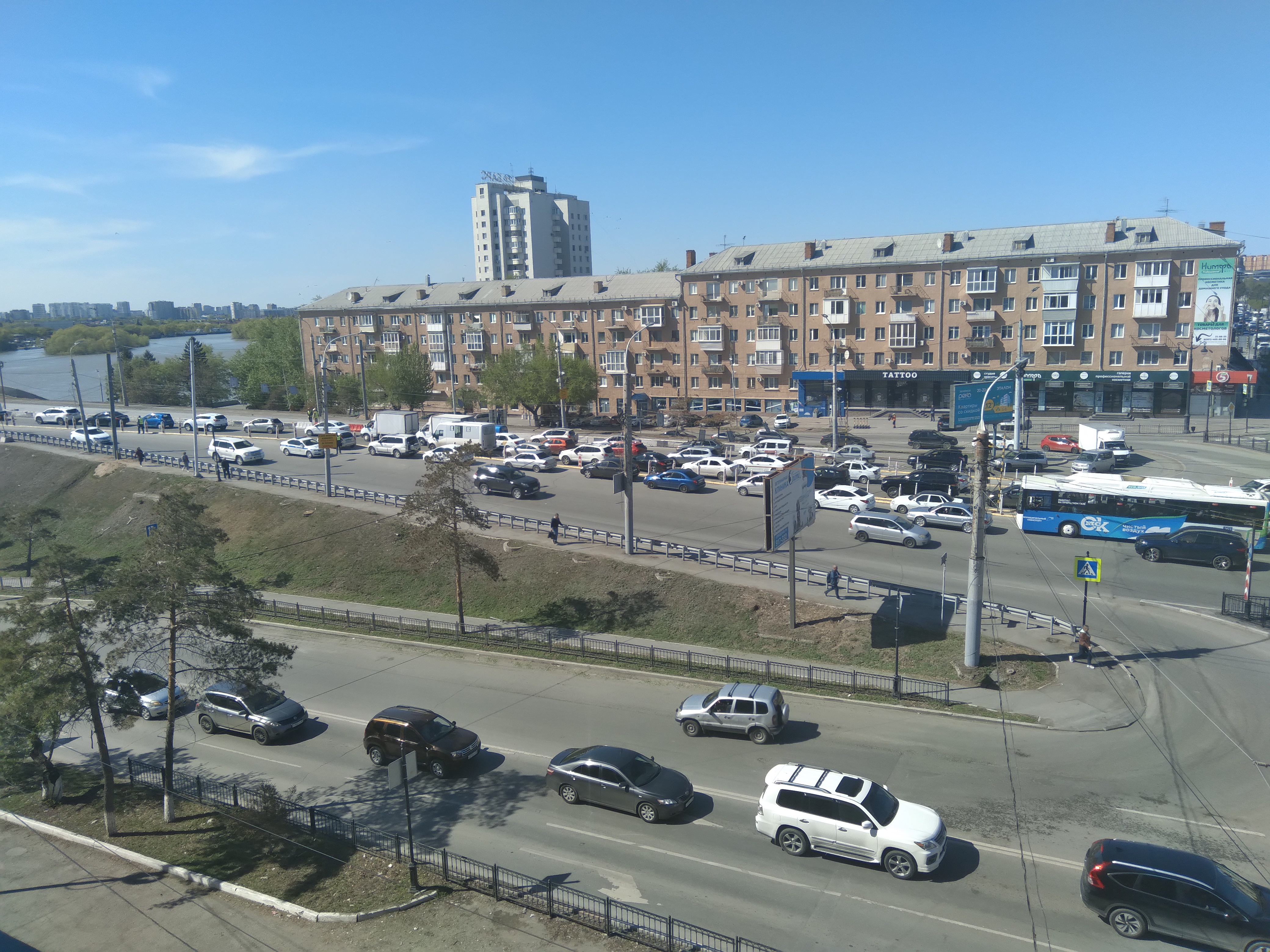 Фура закрыла проезд на Ленинградском мосту в Омске Фура закрыла проезд на Ленинградском мосту в Омске